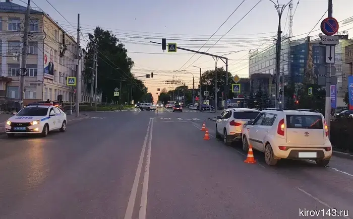 В Кирове на улице Воровского случилось тройное дорожно-транспортное происшествие.