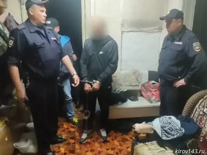 Мужчина ударил ножом свою сожительницу в шею.