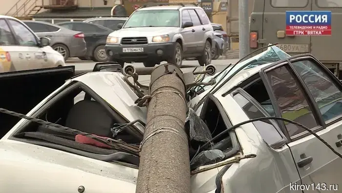 В Кирове на улице Профсоюзной уберут столб, который упал на автомобиль.