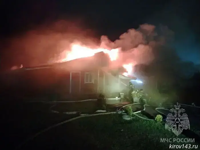 In Kirov, a bathhouse complex and an abandoned house burned down.
