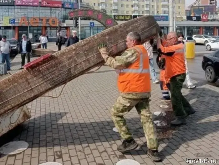 В Кирове устраняют последствия плохой погоды.