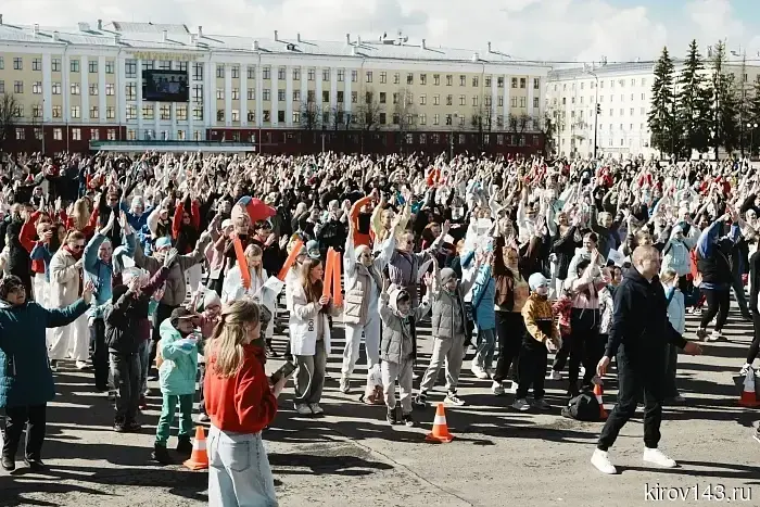 В Кирове Первомай начали с массовой зарядки: более 3000 кировчан собрались на Театральной площади