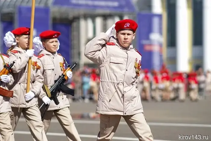 В преддверии Дня Победы в Кирове прошел юнармейский парад