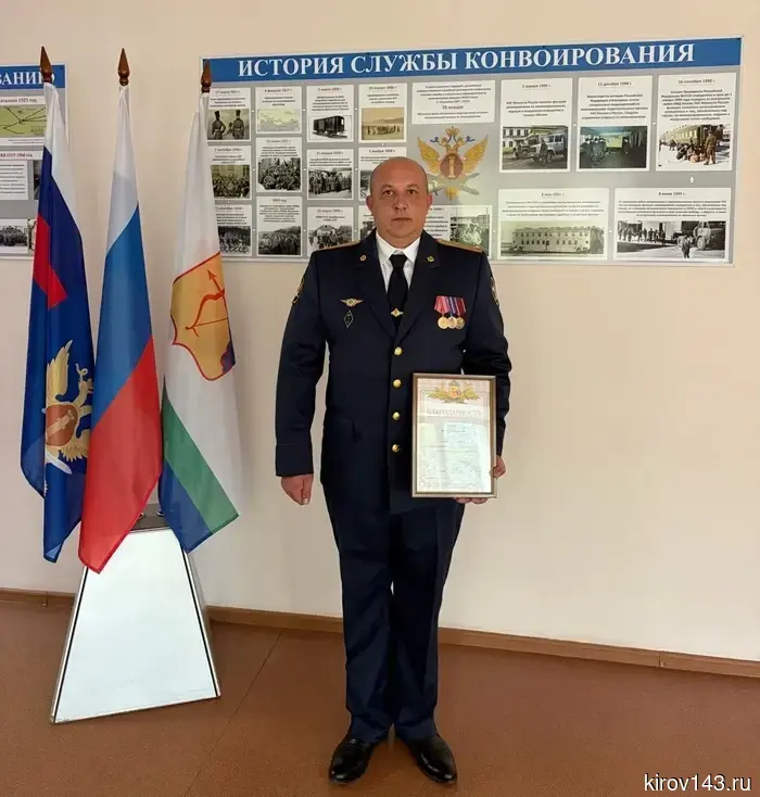 An employee of the Federal Penitentiary Service and his son caught a child who fell from the fourth floor in Kirov.