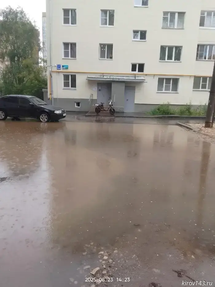 Во дворе в Кирове произошло затопление из-за недочетов в благоустройстве соседнего здания.