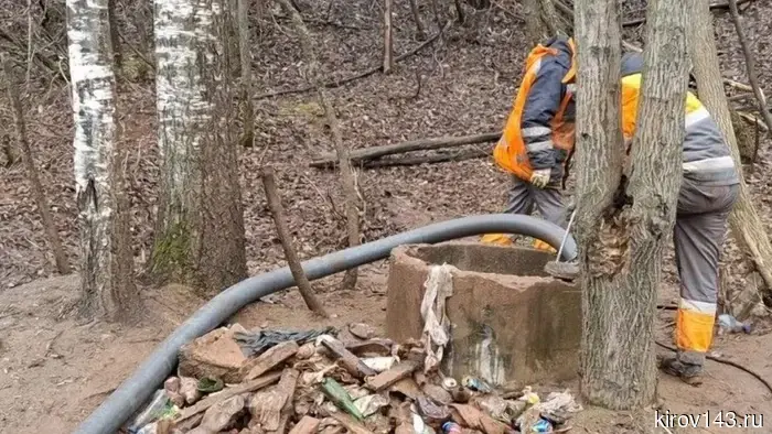 After complaints from Kirov residents, the Zavodskoy began to clear the wells.