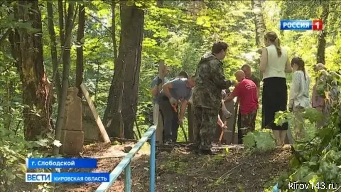 Археологи ВятГУ исследуют уникальные надгробия старого кладбища в Слободском