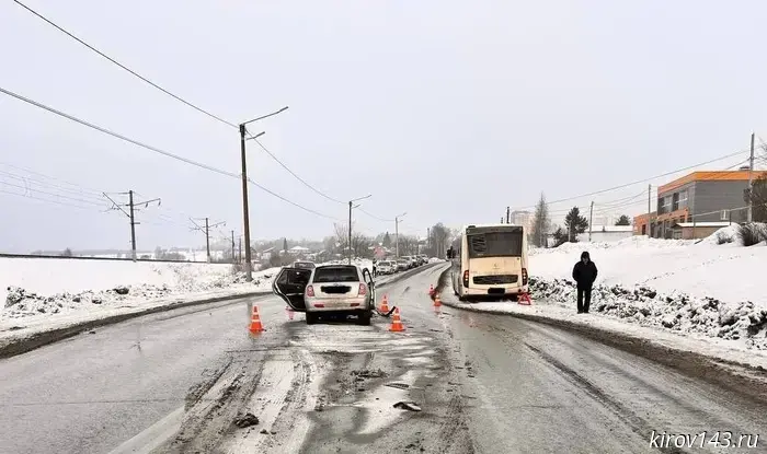 В Кирове случилось дорожно-транспортное происшествие с участием автобуса, есть раненые.