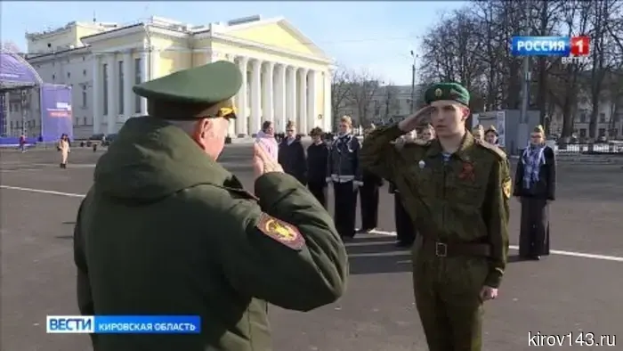 На Театральной площади кадеты и юнармейцы продемонстрировали свои навыки в строевой подготовке.