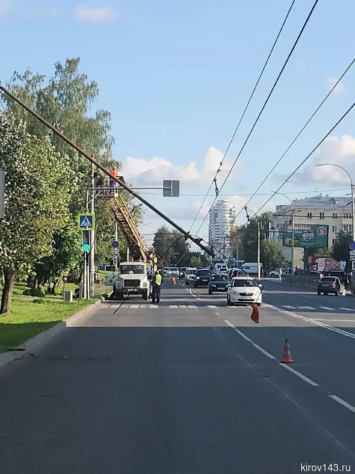 The wire break on Oktyabrsky Avenue has not been fixed yet.