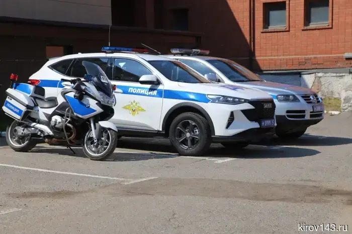 In the Kirov region, a "Ford" crashed into three vehicles, two of which were service cars.