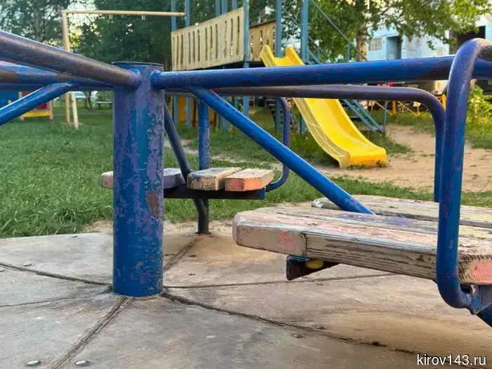 Peeling Childhood: What the Playgrounds Where Young Kirov Residents Play Look Like