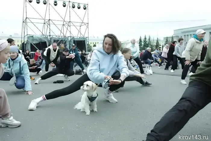 Kirov residents were "stretched" in Theater Square.