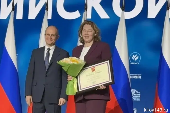 Кириенко передал грамоту Президента главе Свечинского округа.