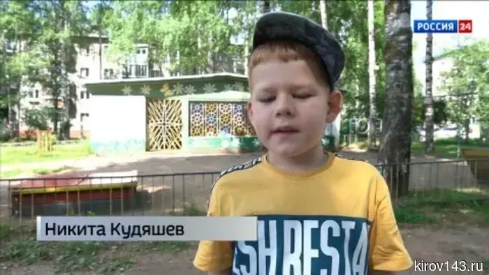 В Кирово-Чепецке молодые шахматисты учатся играть в шахматы прямо на зелёных травяных покрытиях.