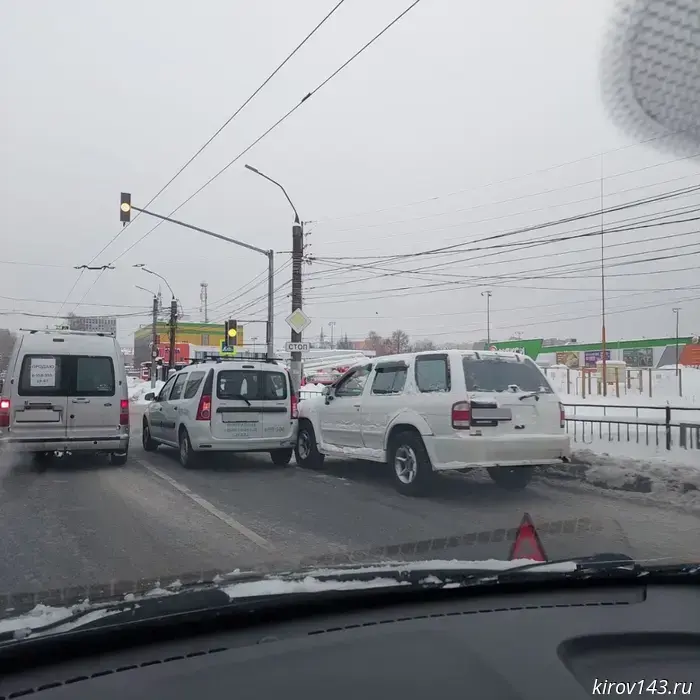 В результате аварии между двумя автомобилями на перекрестке Московской и Романа Ердякова возникли заторы на дороге.