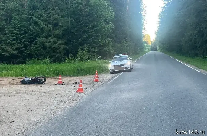 В Слободском районе произошла авария между автомобилем и мотоциклом.