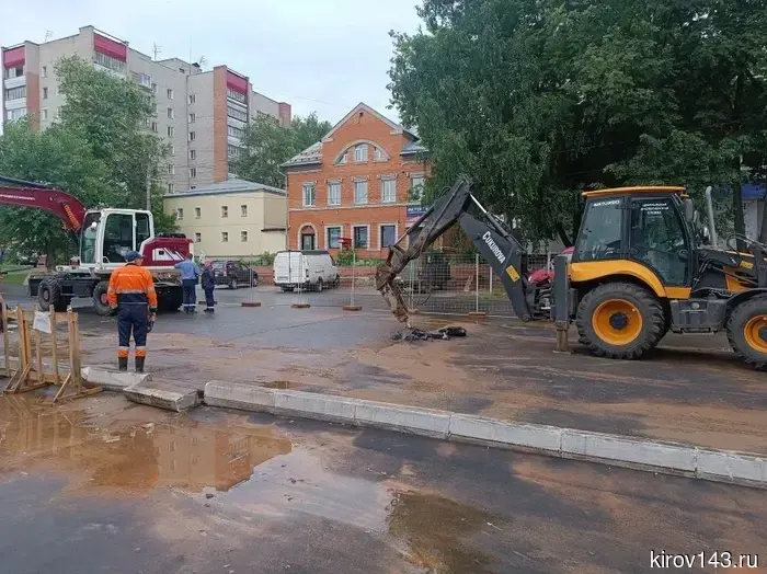 An accident on the water supply is being eliminated on Proletarskaya Street in Kirov.