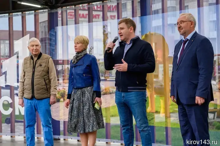 Жителям Кирова передали сквер с жёлтыми гипопотамами.
