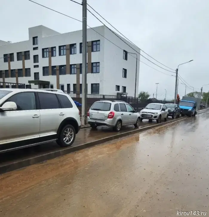 In Kirov, school builders forced the sidewalk on Rudnitsky Street: mothers with children are forced to walk along the roadway