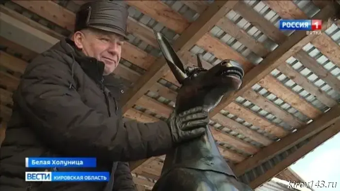 К Новому году в Белой Холунице подарили Конька-горбунка.