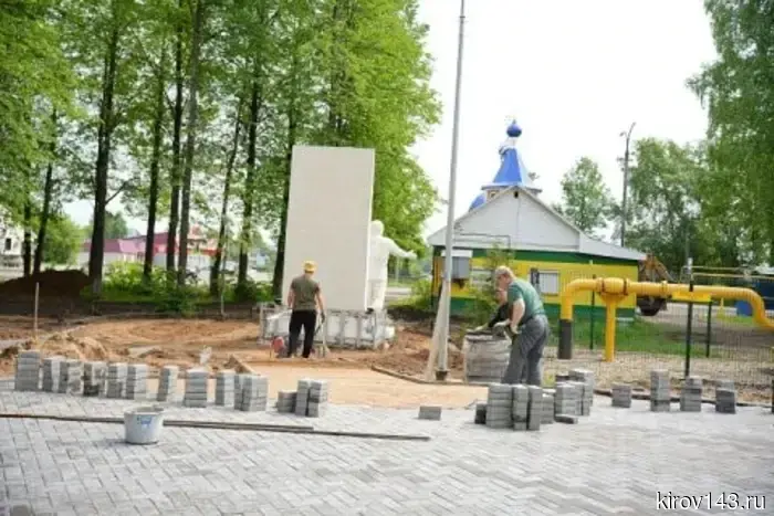 В Белой Холунице приводят в порядок сквер вокруг памятника летчику-испытателю.