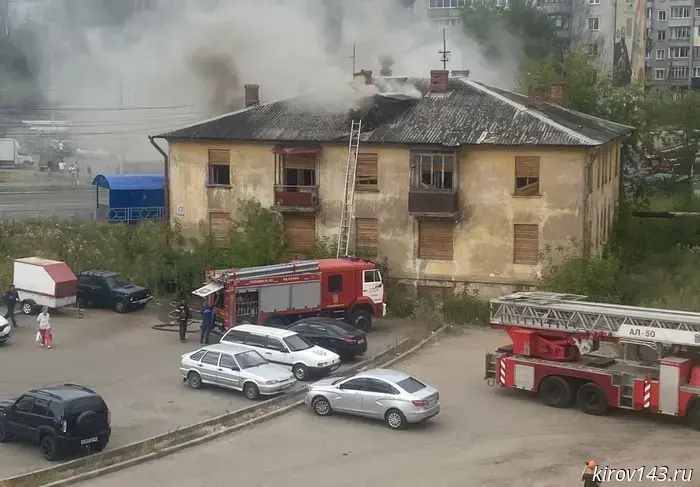 На улице Челюскинцев происходит пожар в доме.