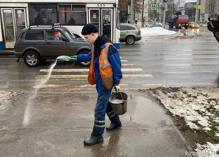 More than a hundred workers took to the streets of Kirov to clear the sidewalks.