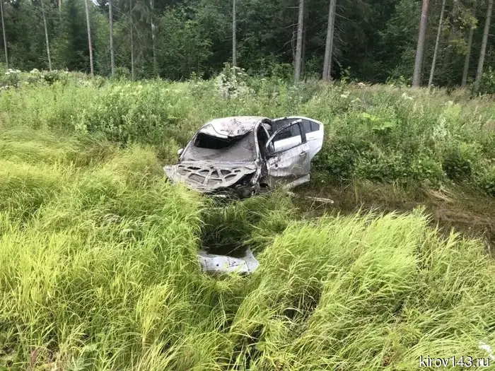 A Chevrolet with a woman and a child overturned on the highway near Kotelnich.