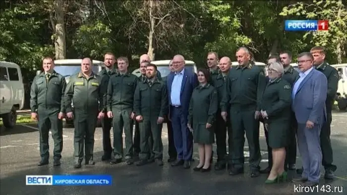 Губернатор Александр Соколов и депутат Борис Веснин вручили ключи от новых автомобилей лесничим.