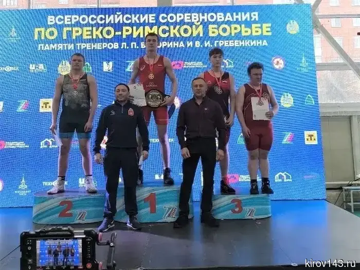 Кировские спортсмены по борьбе показали отличные результаты на всероссийских турнирах.