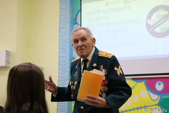 Школьники из Кирова изучали основы безопасности в сотрудничестве с общественными организациями и полицией.