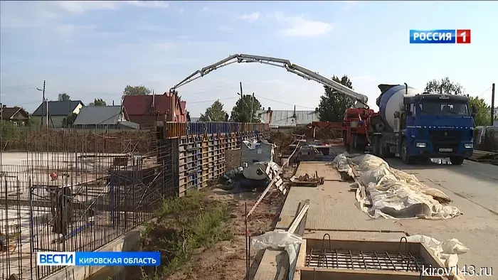 В Слободском продолжается возведение нового бассейна.