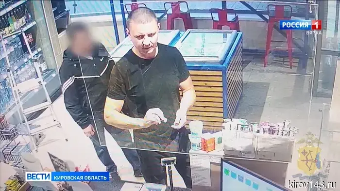 Полиция Кирова ищет человека, подозреваемого в краже на автозаправочной станции.