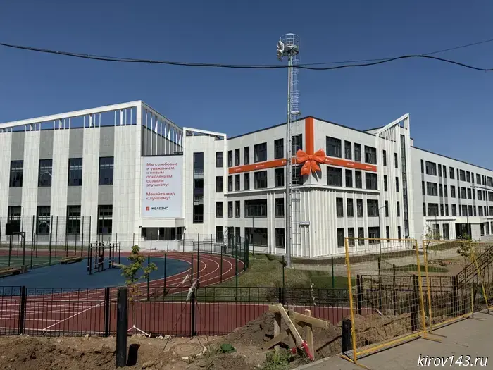 Построили красиво, но учителей... нет, учащихся... нет.