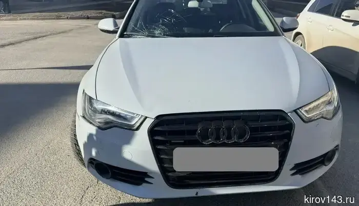 В Кирове в результате столкновения с легковым автомобилем пострадал водитель электровелосипеда.