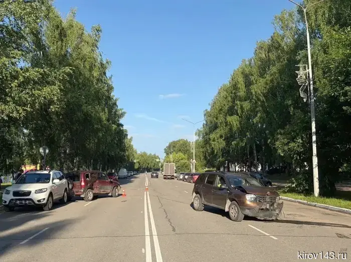 В Кирово-Чепецке произошла авария с участием трех автомобилей.