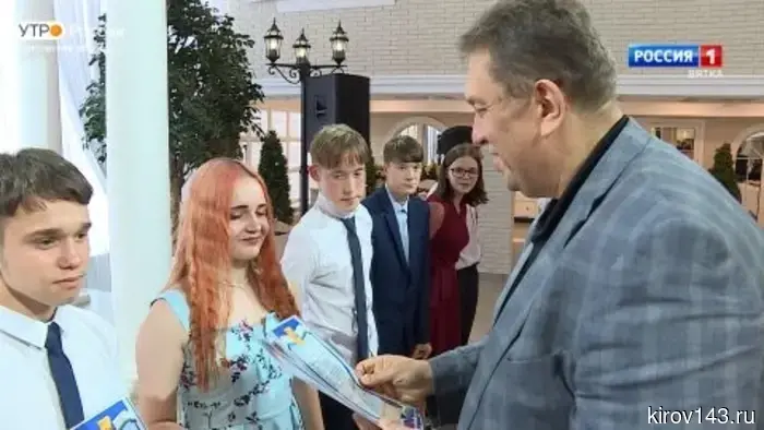 Еремей Бушмелев и Светлана Шумайлова выступили с поздравлениями для выпускников детских домов и школ-интернатов на губернаторском балу.
