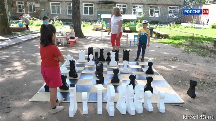 В Кирово-Чепецке молодые шахматисты учатся играть в шахматы прямо на зелёных травяных покрытиях.