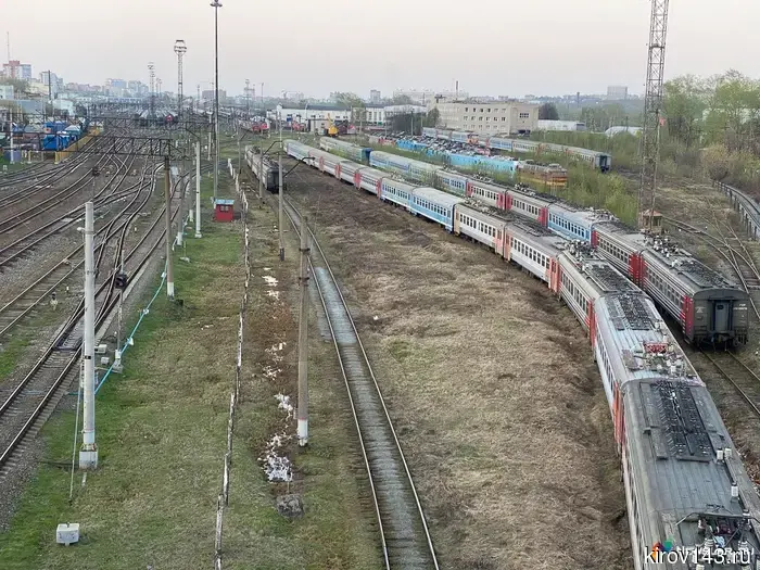 Rules of life by the tracks: tresspassing and gadgets on the platform are incompatible with safety.