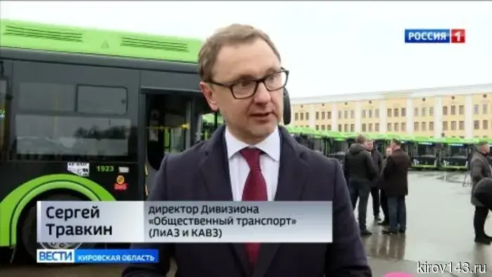 Александр Соколов вместе с депутатами Борисом Весниным и Андреем Березиным передали ключи от 15 новых автобусов жителям Кирова.