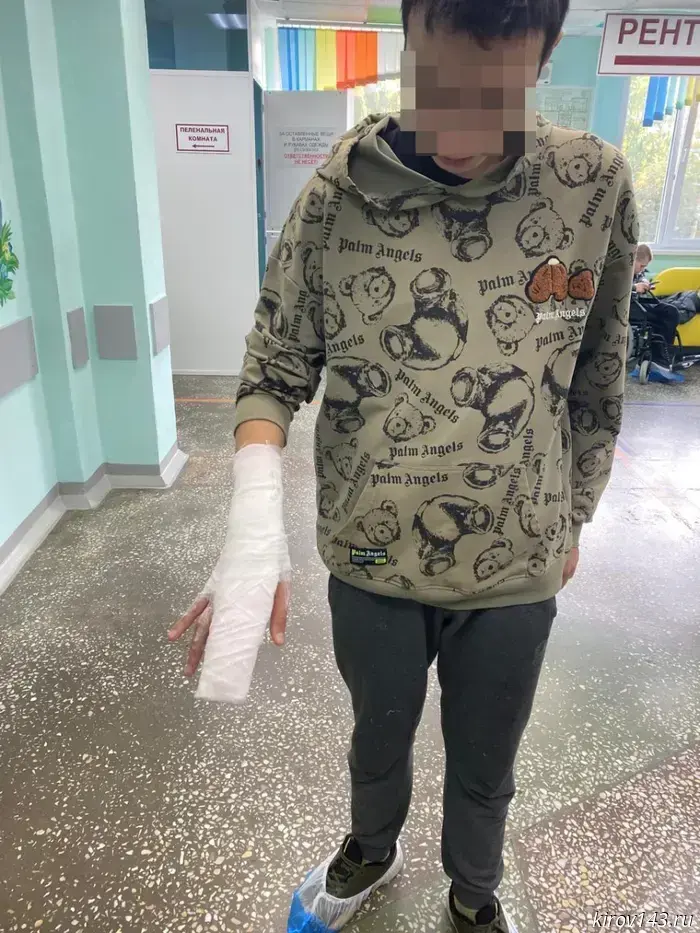 Nothing is scarier than kids: a group of schoolchildren brutally beat a teenager.