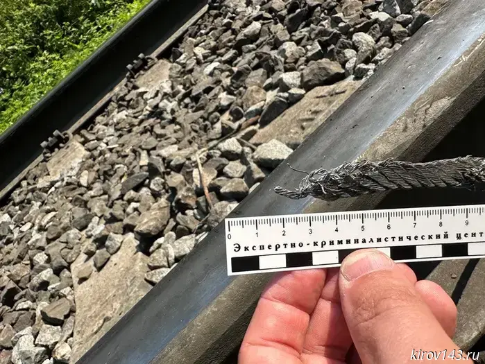 В Кирове молодёжь оставляла различные вещи на железнодорожных путях.