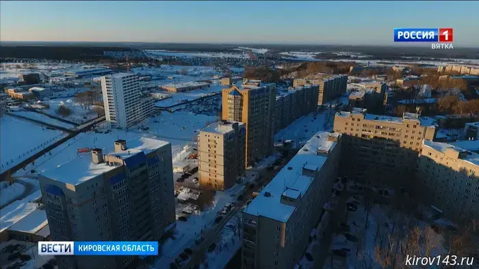 В Кирове на 11‑летнюю девочку с многоквартирного дома упала снежная масса.