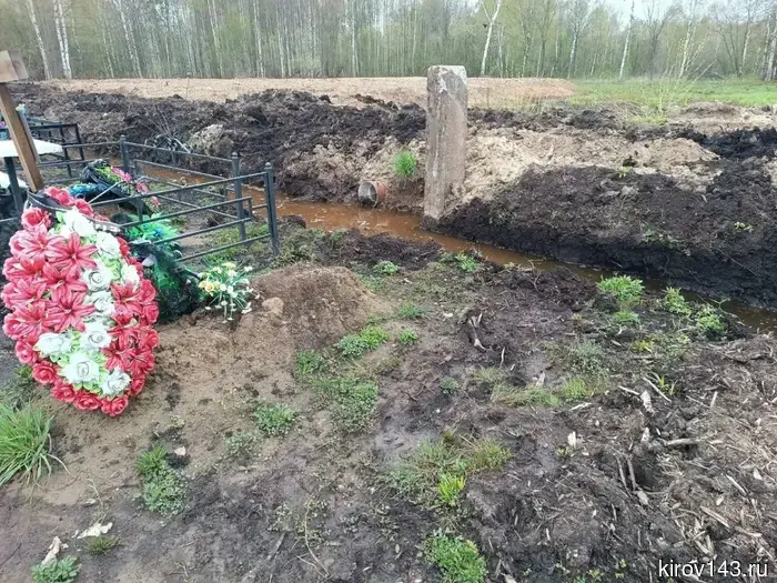 Симаков принес извинения за затопленное кладбище.
