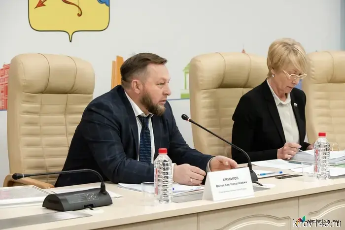 Симаков «сполз», в то время как Ковалева осталась в том же положении.