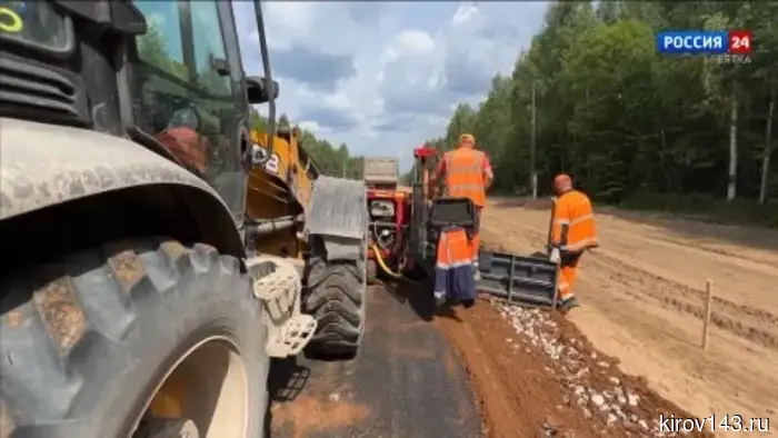 В Подосиновском районе на участке Пинюг — Скрябино впервые укладывают асфальт