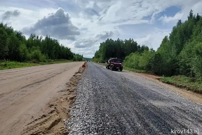 На северо-западе Кировской области возводят современное асфальтовое шоссе.