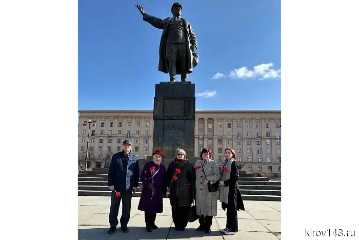 Жители Санкт-Петербурга принесли цветы в память о 140-летии со дня рождения С.М. Кирова.