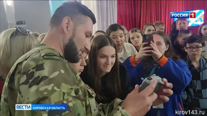 В Кировском детском лагере прошла встреча школьников с ветераном СВО